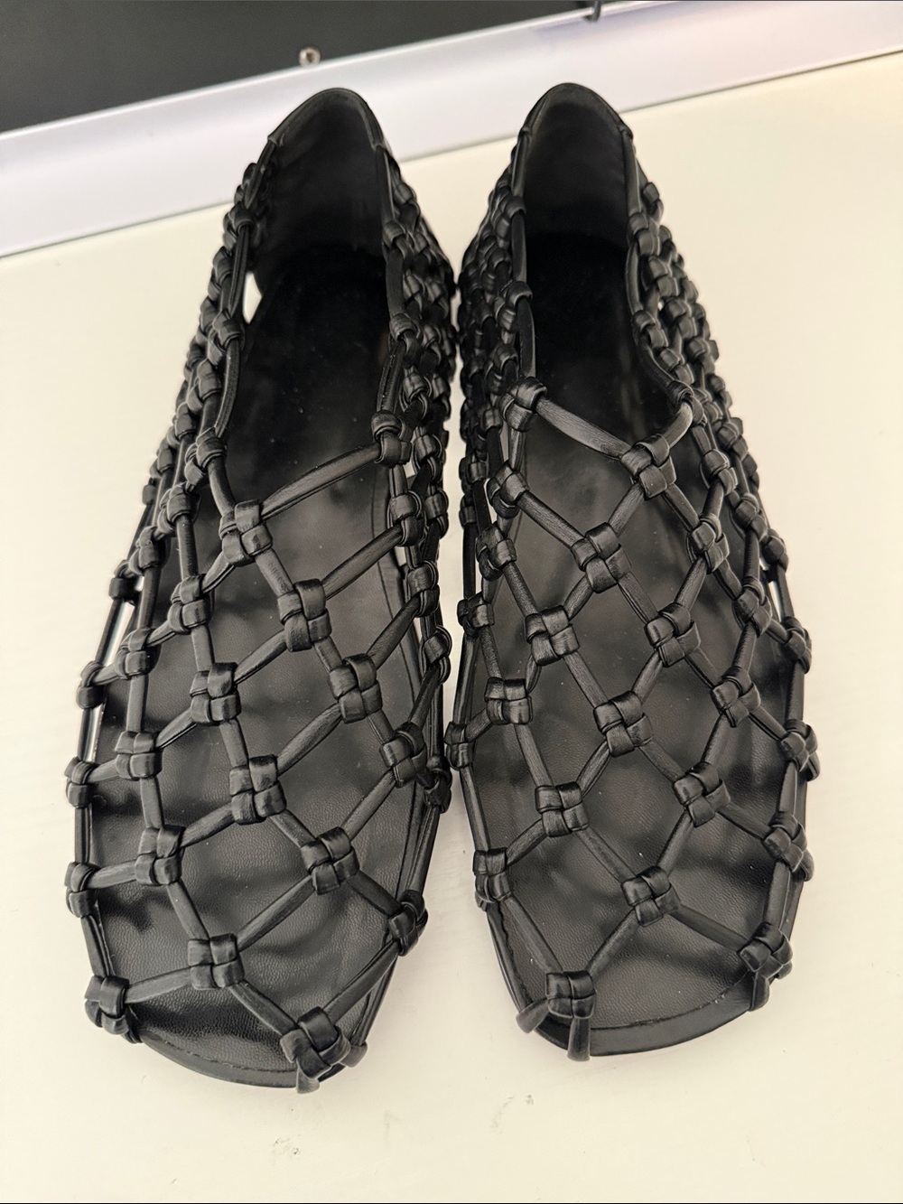 Viral women’s black knotted flats